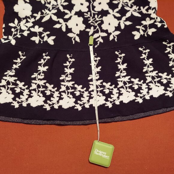 Black & White Flowered Lightweight Short-Sleeved Flared Sweater - Picture 5 of 5